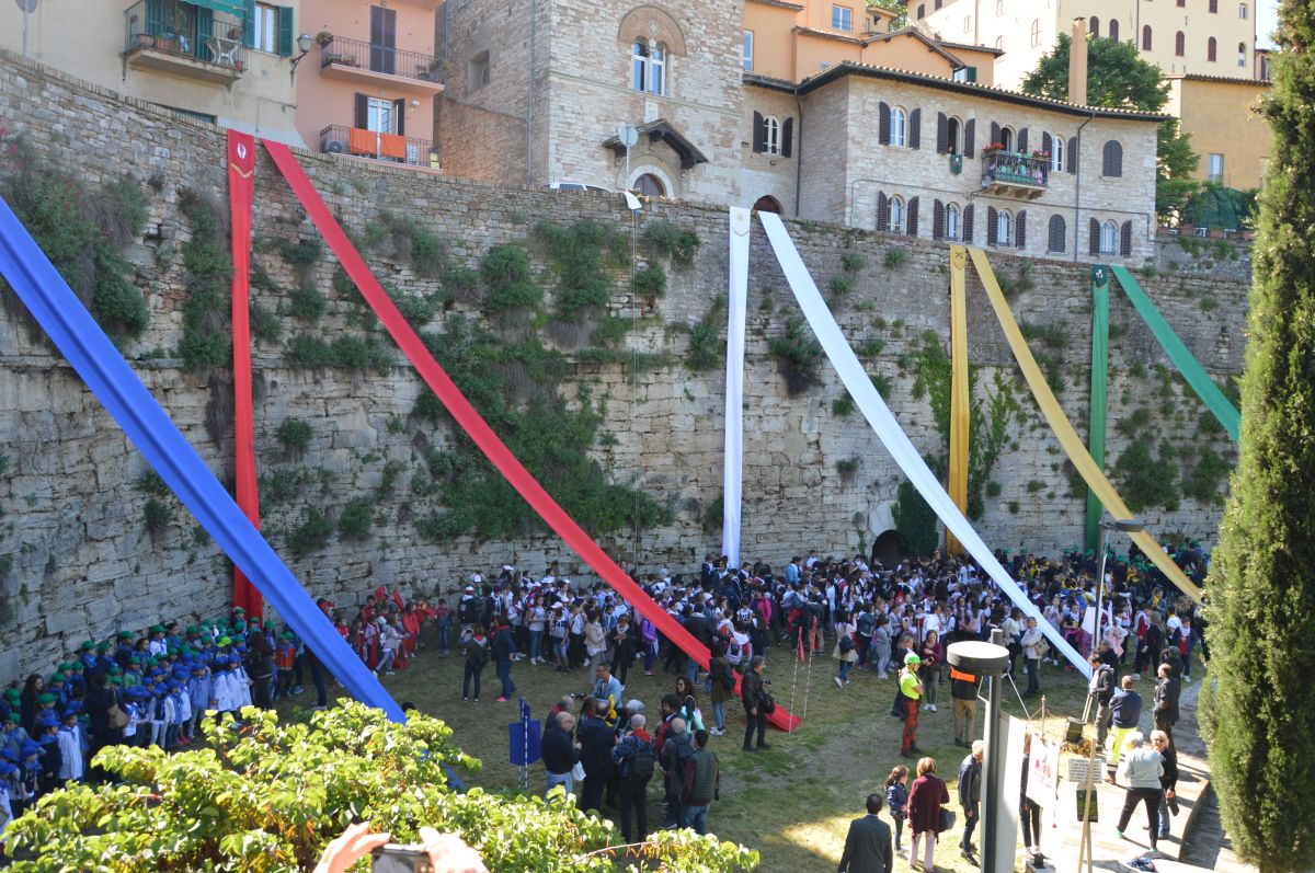 Gli alunni della Foscolo super premiati alla manifestazione “Abbracciamo le mura”